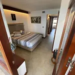 Exclusive Beachfront - Pool - Paddle - Tenis - Wifi - Aircon דירה טורמולינוס